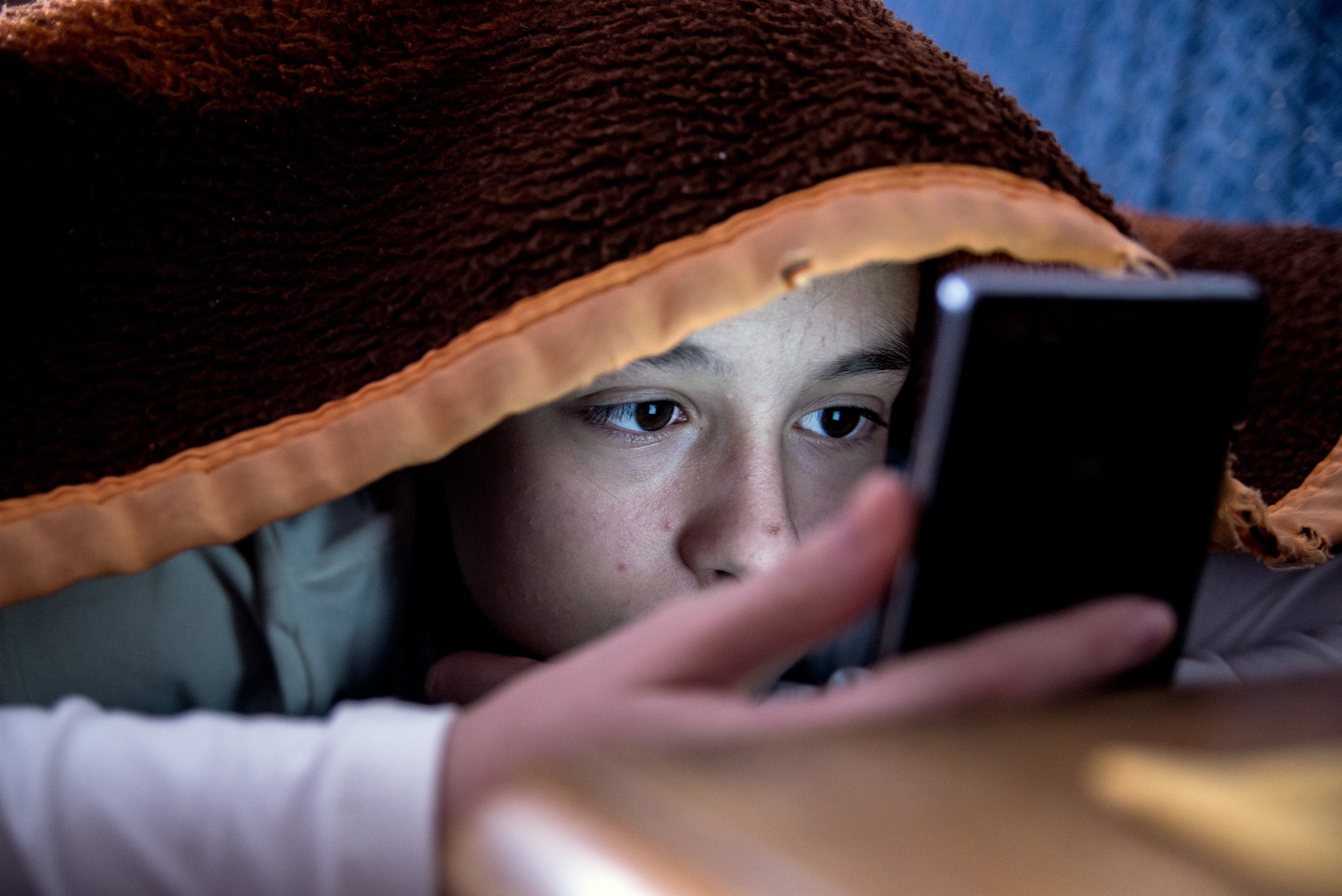 Research Shows Impact of Nighttime Cell Phone Use on Teenage Mental Health
